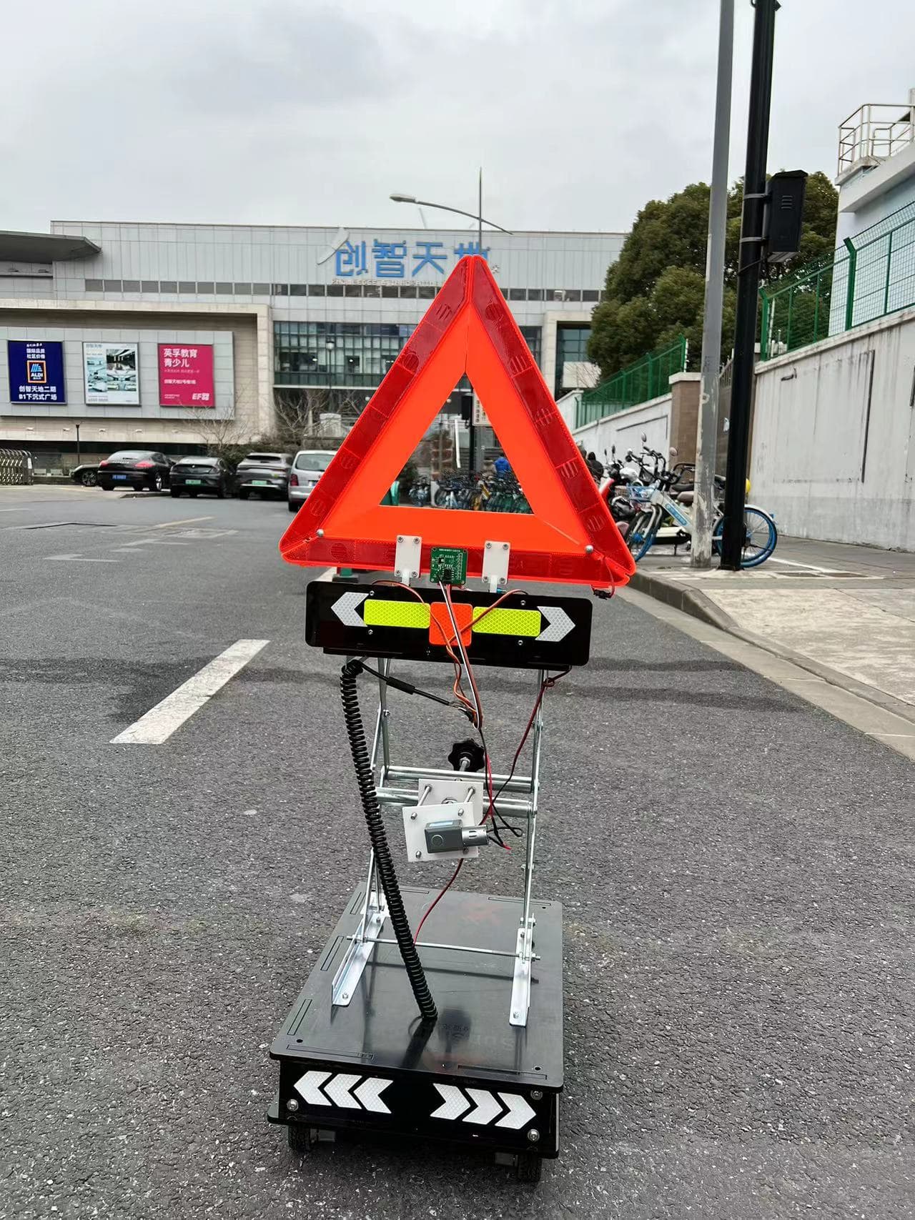 面向不同天气和坡度的自走式车载智能三角警示牌 过程照片 2
